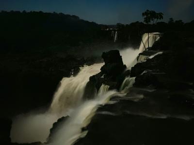 毎月満月の日の前後５日間だけ開催されるイグアスの滝のナイトツアー