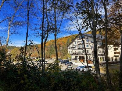 紅葉と温泉、食事を楽しむ山の宿