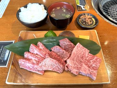 飛騨牛専門のお肉屋さんです。肉の販売店と牛肉握り、牛肉ひつまぶし、焼肉店を併設しています。