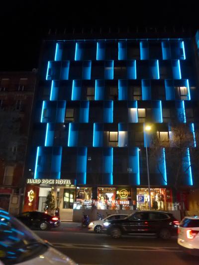 ライトアップしたホテル外観