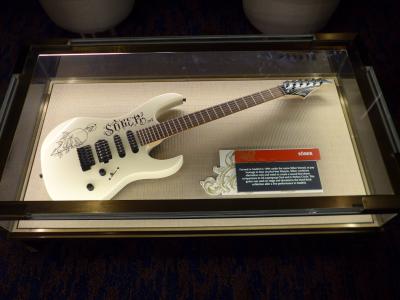 入り口付近の展示ギター