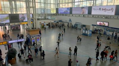 仁川国際空港駅までの空港線の駅は地下2階で、10分位歩きます