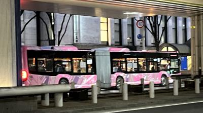 ピンクの連結バス