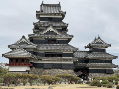 武田信玄の軍師山本勘助が縄張りしたと伝わる国宝松本城、天守の階段は急角度です。