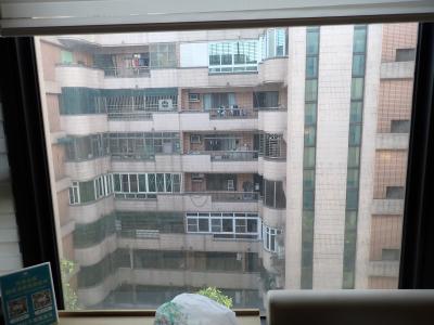 窓のカーテンを開けない方が良い