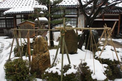 成学寺の境内に