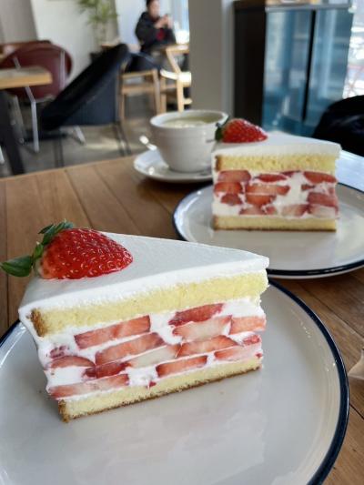 新設洞駅近くのカフェでいちごケーキ