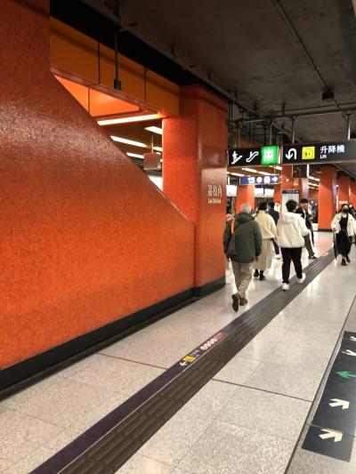 普通の香港のサバーブの街の駅