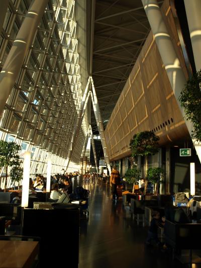 ターミナルビルは使いやすく周辺都市へのアクセスもバツグンの優れた空港