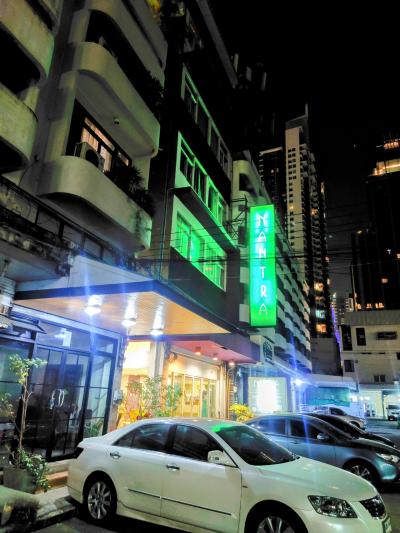 ちょっと路地に入り緑の看板