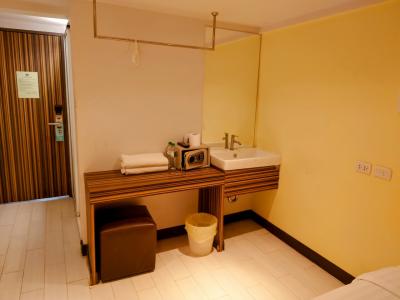 ベッドの近くに洗面台