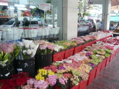 パーク・クローン花市場は、Chakkraphet通り沿いにあり、花を商う専門の市場です。
