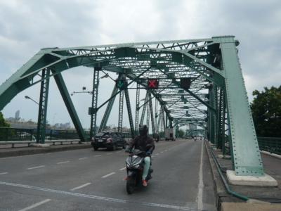 ラーマ１世橋は、ラッタナコーシンとトンブリを結ぶ橋の一つで、ラーマ１世を記念した橋です。