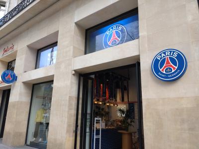 シャンゼリゼ通りにあるPSGの公式ショップ