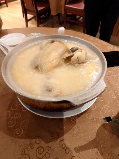 名物の大鍋スープを家族で味わうため、夕食で