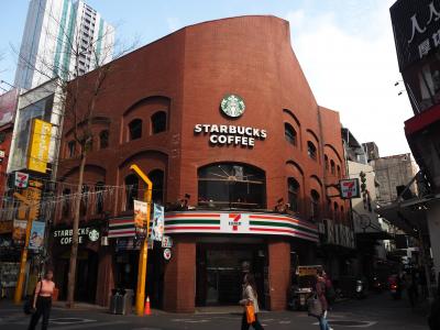 レトロな建物をリノベした西門のスタバ