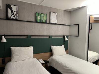 幅が狭く、スプリングが柔らかく、布団が重いのが難点