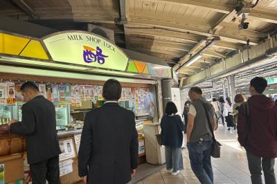都内に残る数少ない昭和レトロな雰囲気の駅ナカミルクスタンドです。