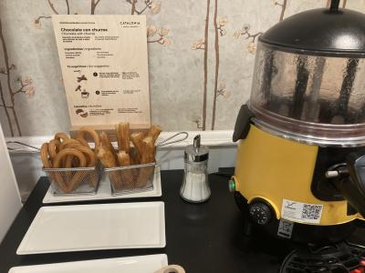 朝食にはチュロスやポラスも