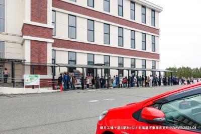 開店30分前の08:30には、お菓子の切れ端を買う為の長い行列50名ほど