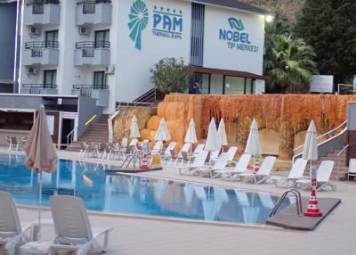 水泳帽必須の温泉つきホテル