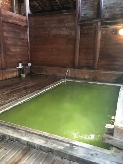 緑色の温泉