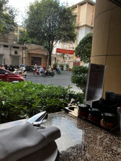 窓際のテーブルに座ることができました