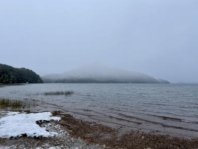 ハート型の島が浮かぶ湖。トロナドール山へのツアーの途中で訪れます