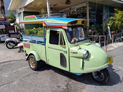 【トラン】トラン鉄道駅と駅前の&#128056;カエルタクシー