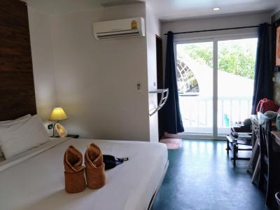 ピピドン島中心街で周囲にはレストラン、7-11もあるコスパのいいホテル（PP Insula Hotel）