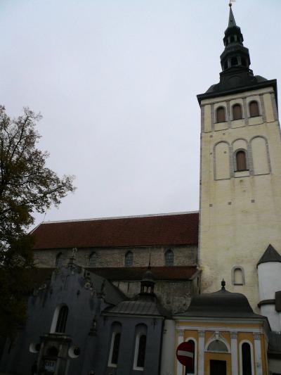 エストニア・タリン：高々とした聖オレフ教会には巨人が建てたという伝説が残る。