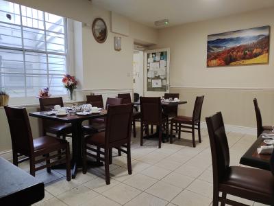 朝食は地下の部屋で。