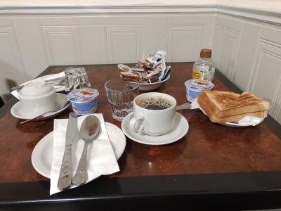 トースト、ヨーグルト、コーヒー、ジュース、シリアルなど