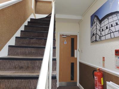 最上階のシャワー付き、トイレ共用の部屋まで５５段。