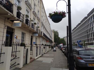 ホテルの前は地下窓の外の空間