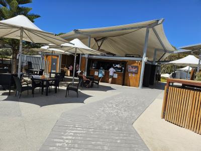 ピンキービーチ沿いのレストラン