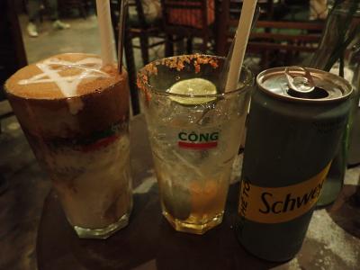 川を眺めながら、カフェタイムできます