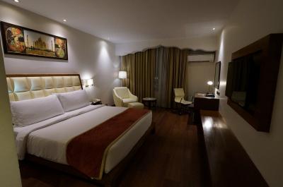 周りに何も無い郊外の特徴のないホテル