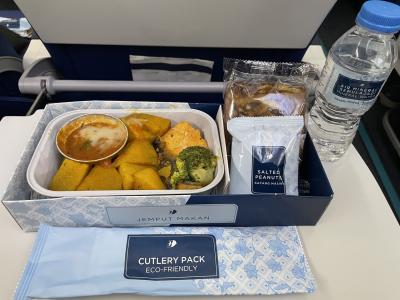 国内線でもご飯がでる