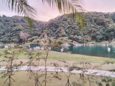 エメラルドグリーン