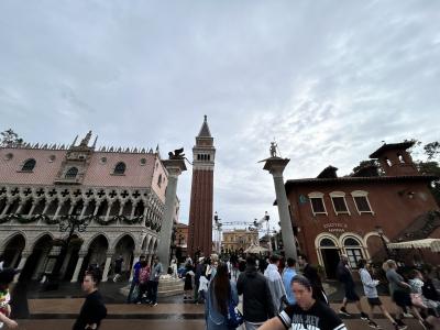 レストランとショップが主体のパビリオン、ヴェネツィアのサンマルコ広場の鐘楼やドゥカーレ宮殿などを再現