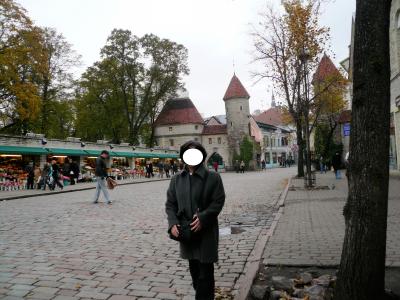 エストニア・タリン：旧市街の中心であるヴィル通りをぶらぶら歩きながらお土産を買う。