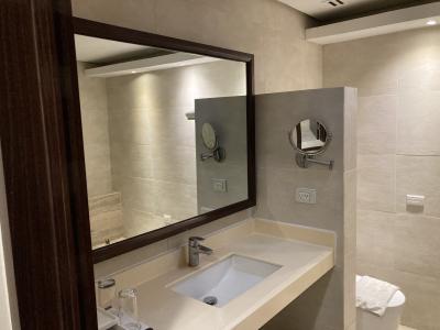 シャワーのみでした。アメニティ類最小限、持参推奨