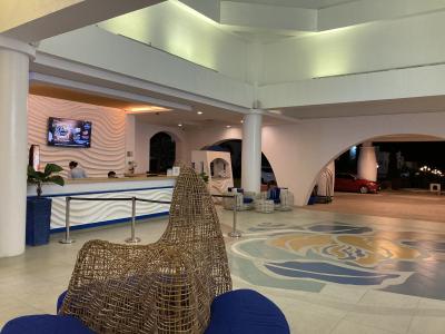 フロント。裏手にATMあります