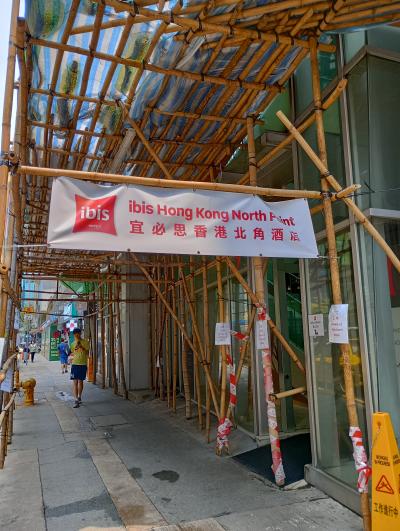 リノベーション用の竹の足場が組まれていた玄関