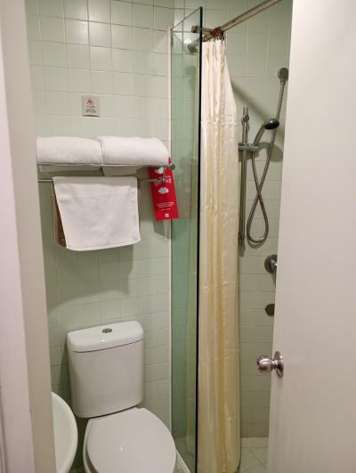 バスルームも当然バスタブ無しだし狭い