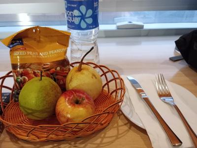 ゴールド会員なのでフルーツとスナックのサービスがありました。