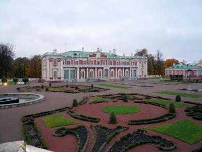 エストニア・タリン：ロシアのピョートル大帝が建てたカドリオルク宮殿と公園は秋より春の時期の方が美しいかもしれない。