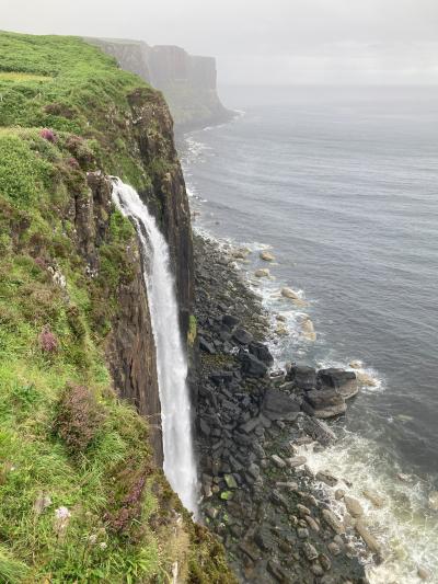 キルトロックから垂直に海に落ちる滝