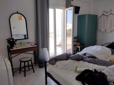 大きな窓の外は広々としたテラス